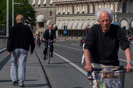 bike-on-the-road-sweden-02